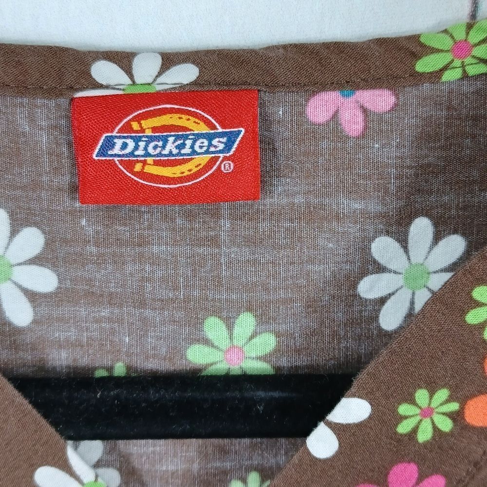 ‼️5/$25‼️ Dickies Womens Brown Floral Scrub Top Hearts Flowers - Picture 2 of 6